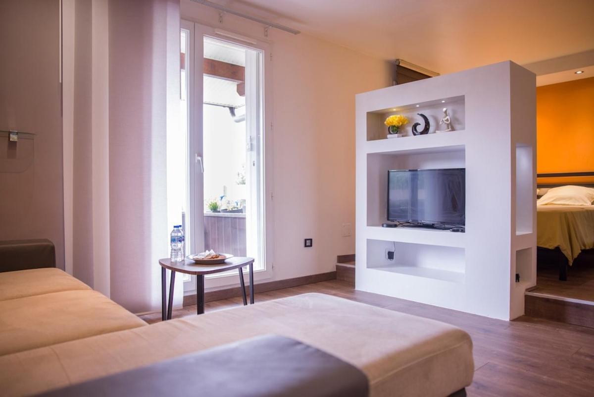 Le ~ Balcon ~ Piscine ~ Climatisation Apartment *